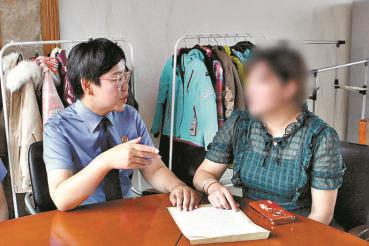 承办检察官走访被害企业经营者,发放风险提示函,提升企业防骗意识。