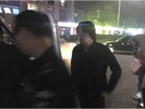 ▲2016年10月13日 ，宋冬野经营的“NOTHERE不在”酒吧，警方带走涉事工作人员。&nbsp;图/新京报