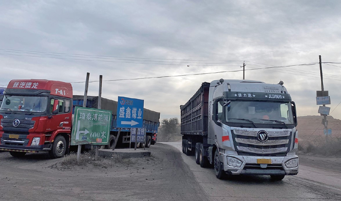  10月10日，鄂尔多斯煤矿外等待装煤与运输的运煤车