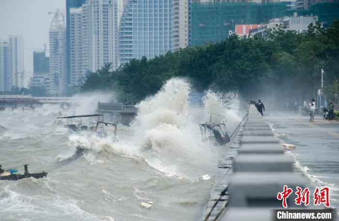 图为广西北海沿岸巨浪汹涌。　翟李强 摄