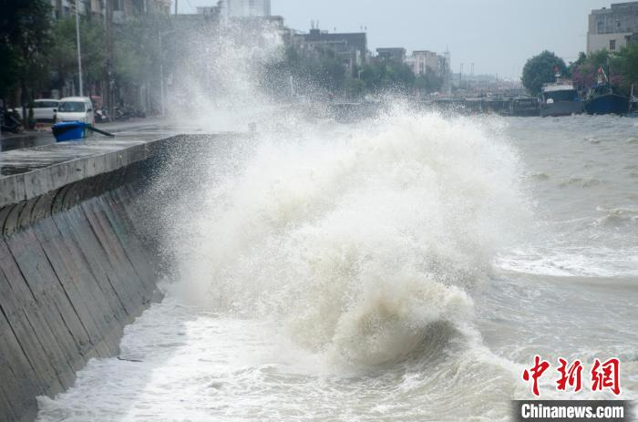 图为北海市海提街，大浪地拍打岸边。　翟李强 摄