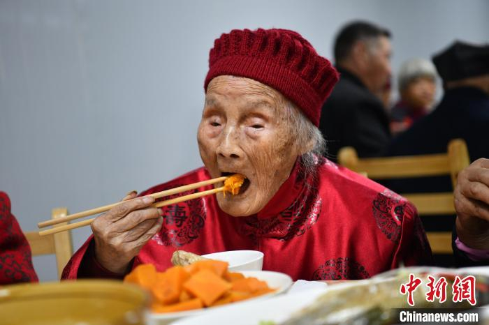 朱郑氏享用“千岁宴”美食。　张浪 摄