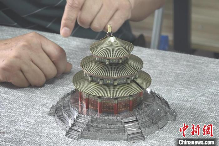 张禾制作的小型金属材质模型。　张俊 摄