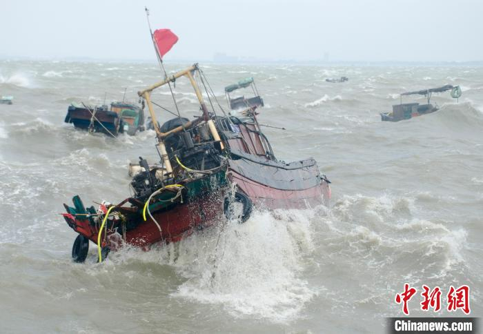 图为渔船在大浪中摇晃。　翟李强 摄