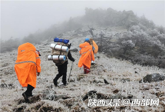  救援队搜救驴友途中