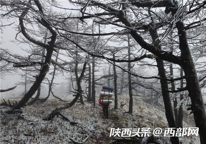  救援队搜救驴友途中