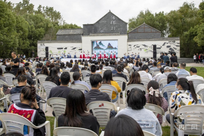 姜堰区实验小学教育集团35名小朋友朗诵的《乐学歌》（央广网发 顾继红摄）