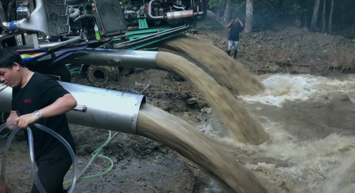 救援人员正在抽出洞穴里的水 视频截图