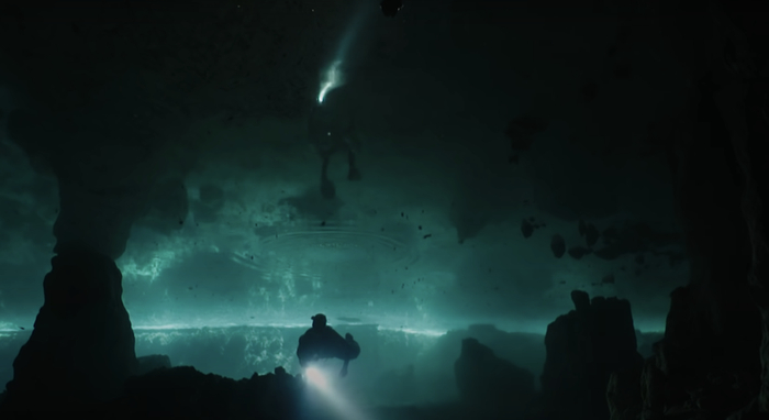 由于疫情的影响，水下场景重现是在英国的摄影棚内完成的。  视频截图