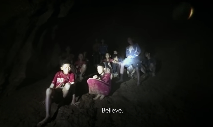 斯坦顿和搭档发现受困人员时的现场画面。       视频截图        