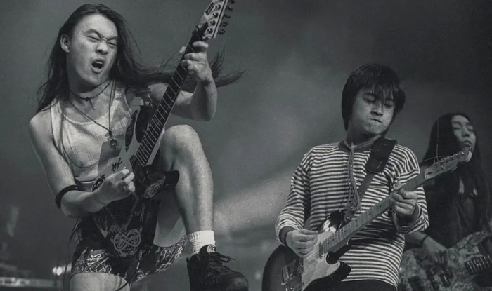 ▲ 邓讴歌超短裤 高原摄制(红磡1994)