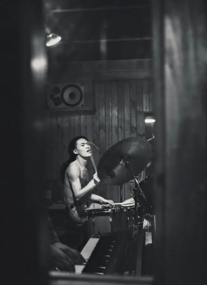 ▲ 在很小的排练房里排练  高原摄制(红磡1994)