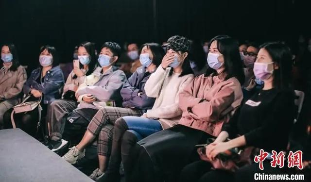 资料图：脱口秀观众。陈佳文 摄 