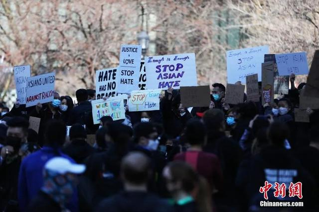 资料图：3月21日，千余名纽约市民在曼哈顿联合广场集会示威，抗议针对美国亚裔的种族歧视和仇恨犯罪。图为人们在示威现场举着各式标语。中新社记者 马德林 摄 
