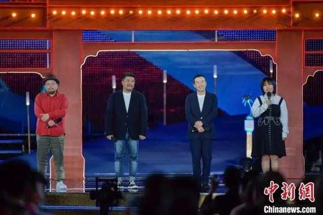 资料图：史航、李雪琴等表演脱口秀《电影大会》。骆云飞 摄 