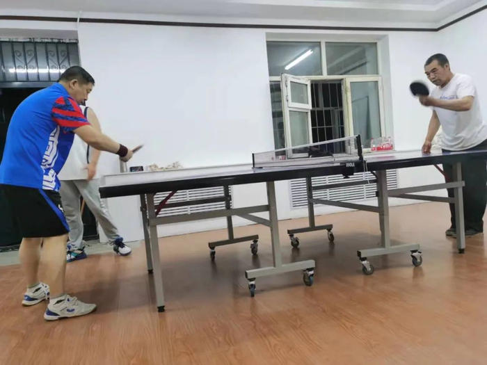 老同志在“教工活动之家”锻炼身体