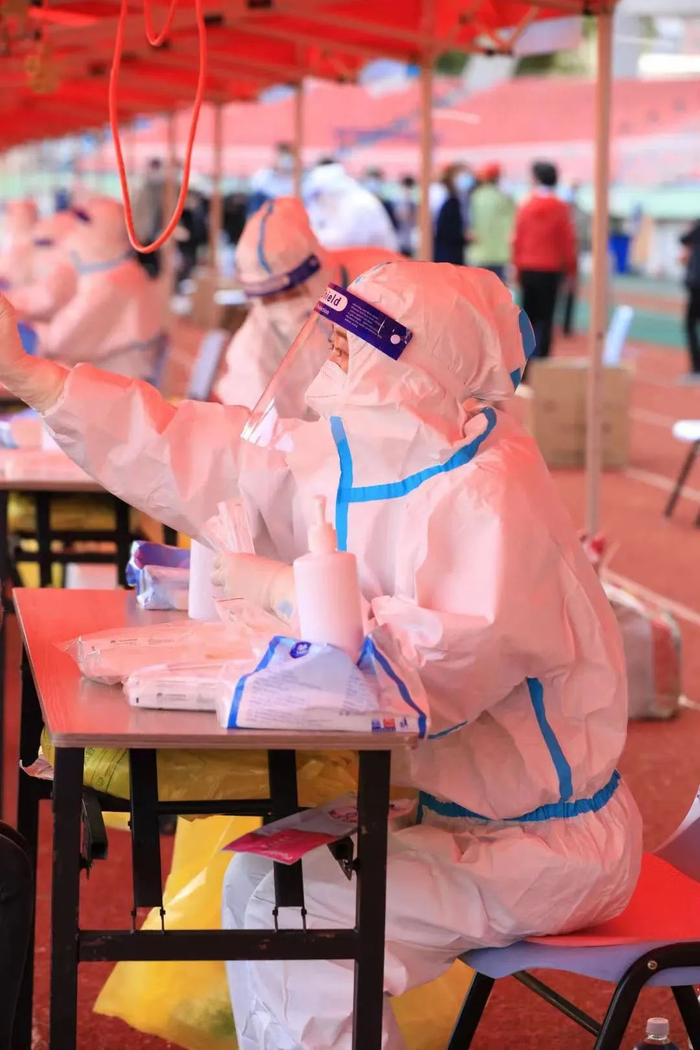 核酸检测现场的医护工作者