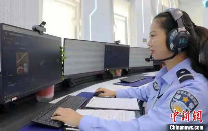 道路交通事故远程处理中心工作场景。　盐城警方供图