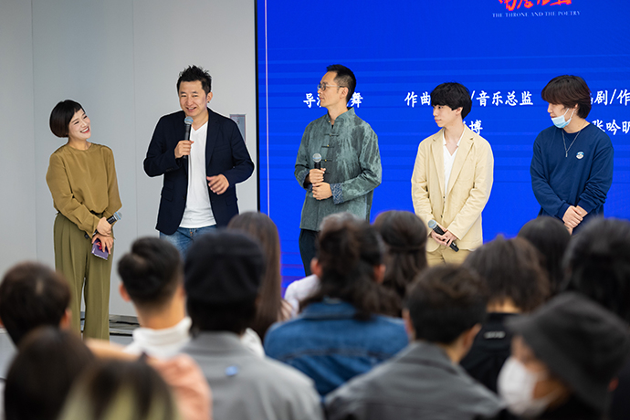 主持人与刘晓邑、张博、张吟昕、孙浩程。主办方供图