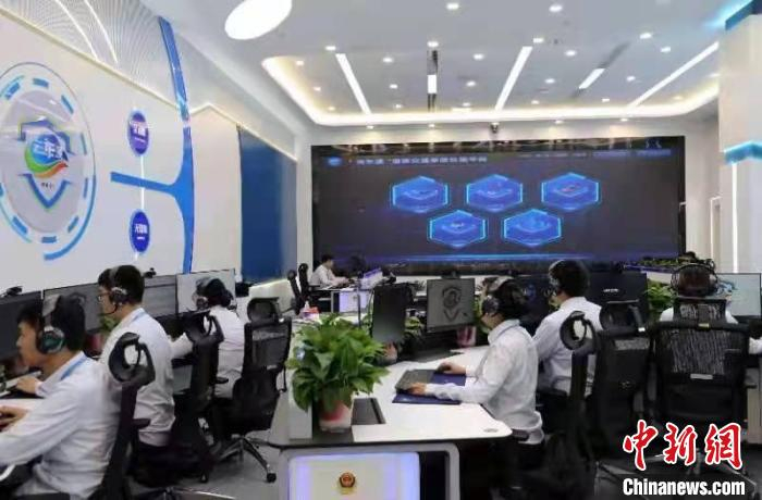 道路交通事故远程处理中心工作场景。　盐城警方供图