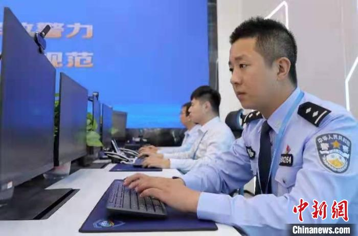 道路交通事故远程处理中心工作场景。　盐城警方供图