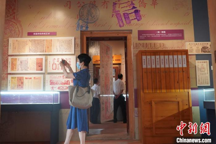 民众在泉州侨批馆参观拍照。　林楷煜 摄