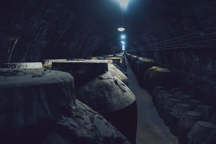 ▲ 新蒸馏出的原酒，需要经过漫长的贮存