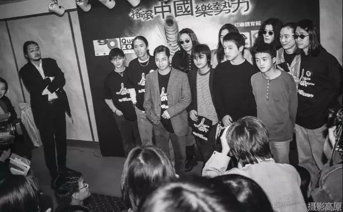 ▲ 张培仁向香港媒体介绍这些来自大陆的年轻音乐人  高原摄制(红磡1994)