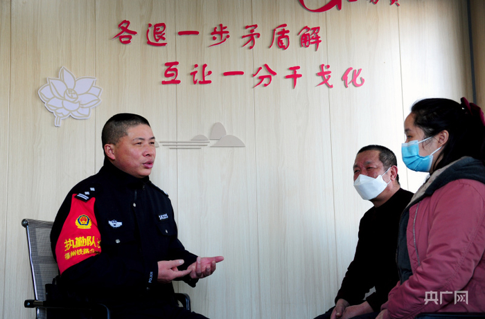 二级英模杨仁德在警务室调解旅客纠纷（央广网发福铁公安处供图）