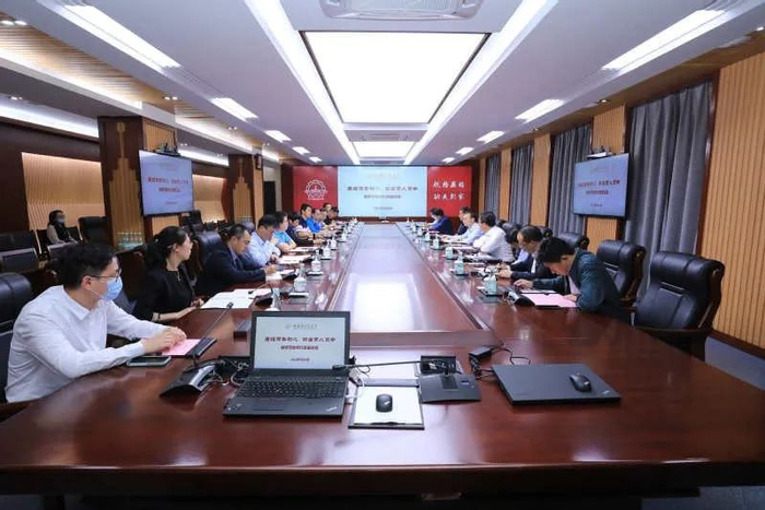 学校召开教师代表座谈会倾听一线教职工心声