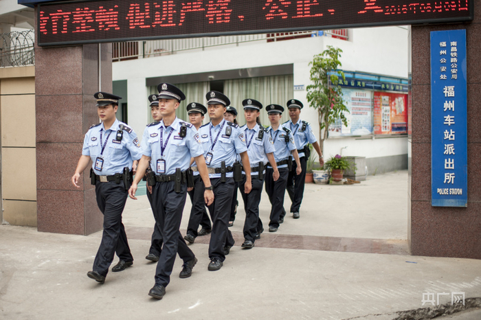 “青年先锋队”列队走出派出所大门 （ 央广网发 福铁公安处供图）