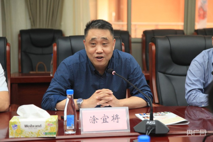外研社北外在线副总裁涂宜将致辞（佛山石门中学供图 央广网发）