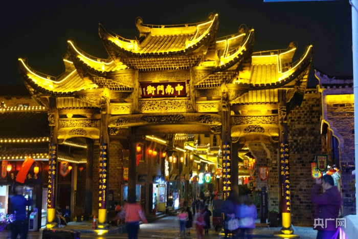 铜仁中南门古城夜景（央广网发 张翼晶 摄）