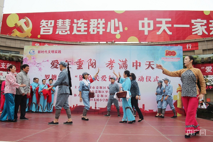 舞台上的红色故事（央广网发 钱宏斌摄）