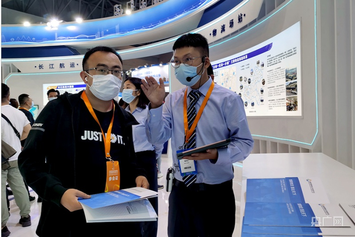 交运工作人员向嘉宾介绍情况（央广网发 王海摄）