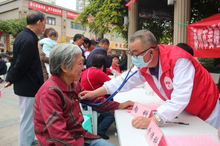 姜堰中医院医生志愿者为老人免费义诊（央广网发 钱宏斌摄）