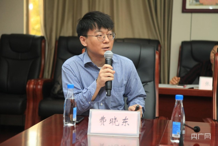北京外国语大学北京日本学研究中心副主任费晓东教授作主旨报告（佛山石门中学供图 央广网发）