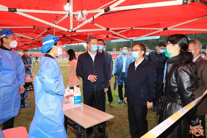 校领导走访检查核酸检测工作看望慰问工作人员