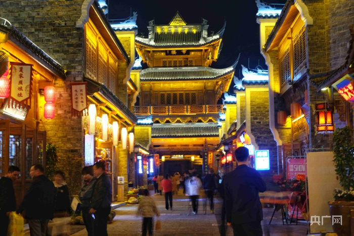 铜仁中南门古城夜景（央广网发 张翼晶 摄）