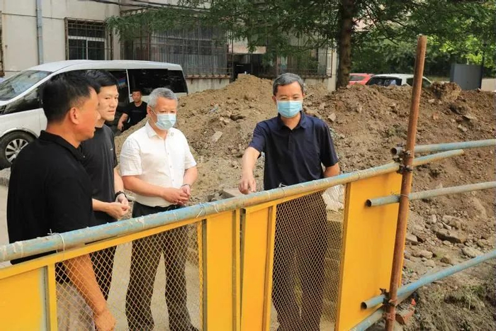 校党委书记熊四皓到西苑小区电梯改造施工现场调研