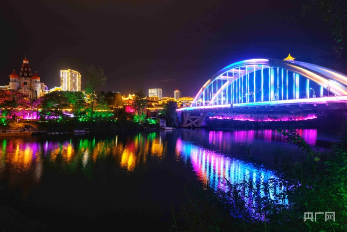 铜仁中南门古城夜景（央广网发 张翼晶 摄）