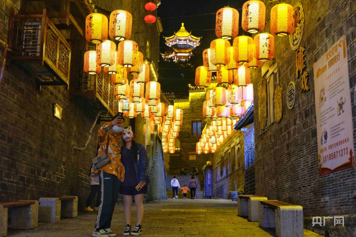 铜仁中南门古城内游客正在拍照留念（央广网发 张翼晶 摄）