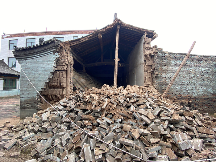 平遥县洪善镇沿村堡村的古佛堂一厢房受降雨影响出现墙体垮塌。 澎湃新闻记者 何锴 图