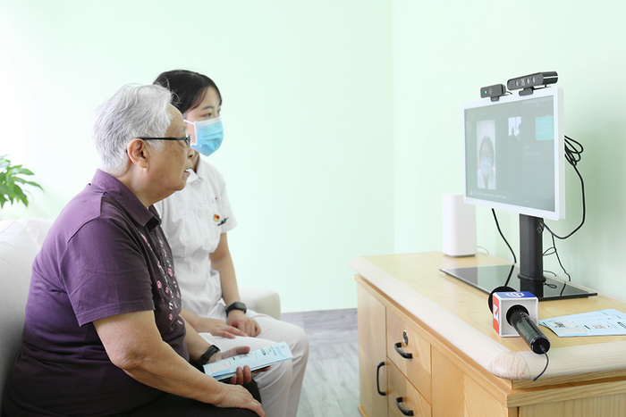一名老人正在接受远程诊疗。本文图片均为上海市第一人民医院供图