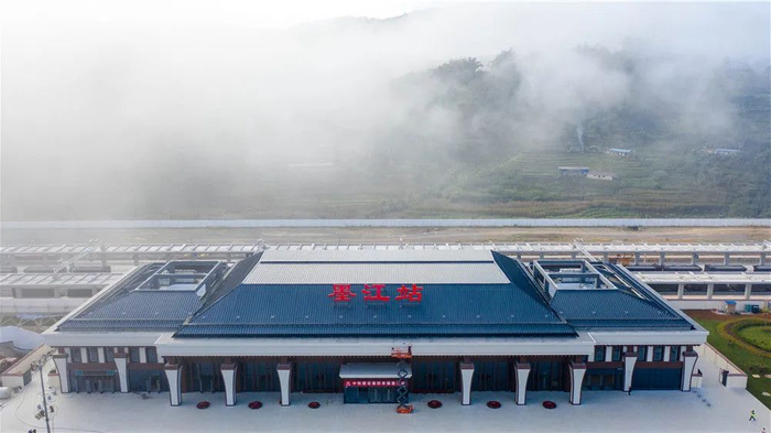 9月28日拍摄的中老铁路墨江站（无人机照片）。新华社记者胡超摄