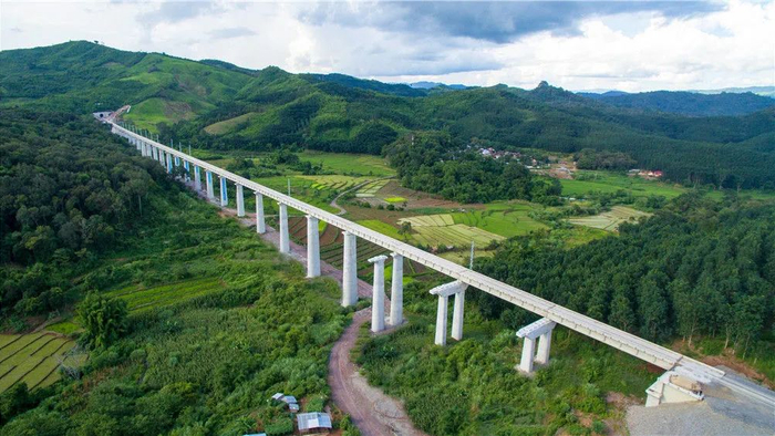这是2020年7月29日在老挝北部拍摄的建设中的中老铁路（无人机照片）。新华社发（潘龙柱 摄）