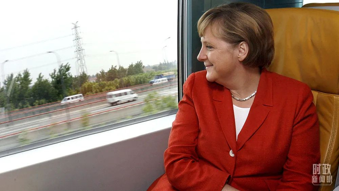 △2006年5月，默克尔首次访华，在上海参观并乘坐磁浮列车前往机场。当时磁浮技术是中德技术合作的新领域。（图/视觉中国）