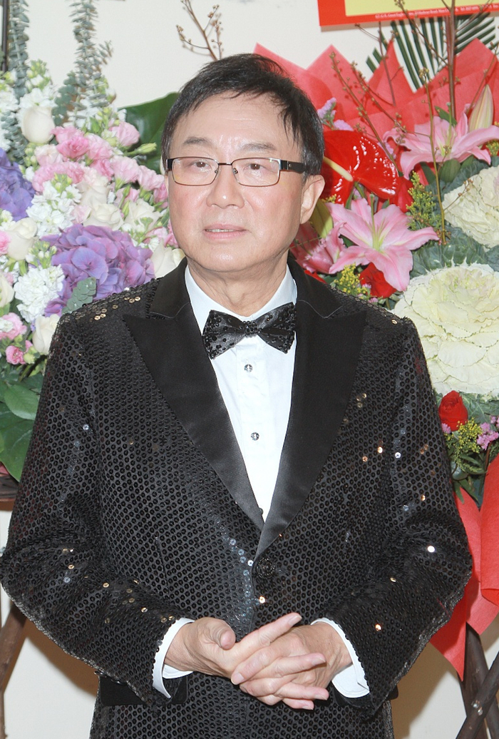 许冠文携太太出席饭局,郑洁英一头紫发很飒,两人秀恩爱羡煞旁人
