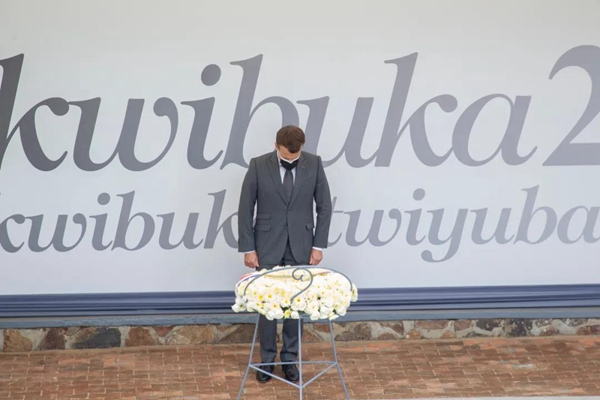 5月27日，法国总统马克龙在卢旺达基加利大屠杀纪念馆向遇难者献花圈。新华社发（西里尔·恩德格亚摄）