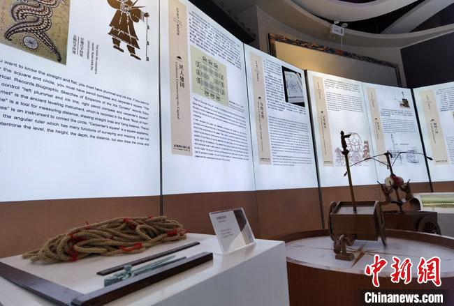 以“从指南针到北斗”为主题的此次展览通过文字展板、实物展品等形式进行展陈。　冯志军 摄